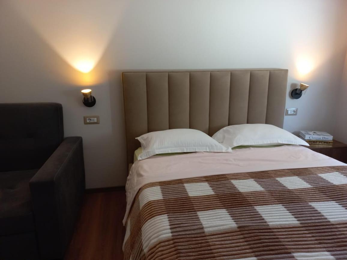 טיראנה Penthouse Rooms & Aparts מראה חיצוני תמונה