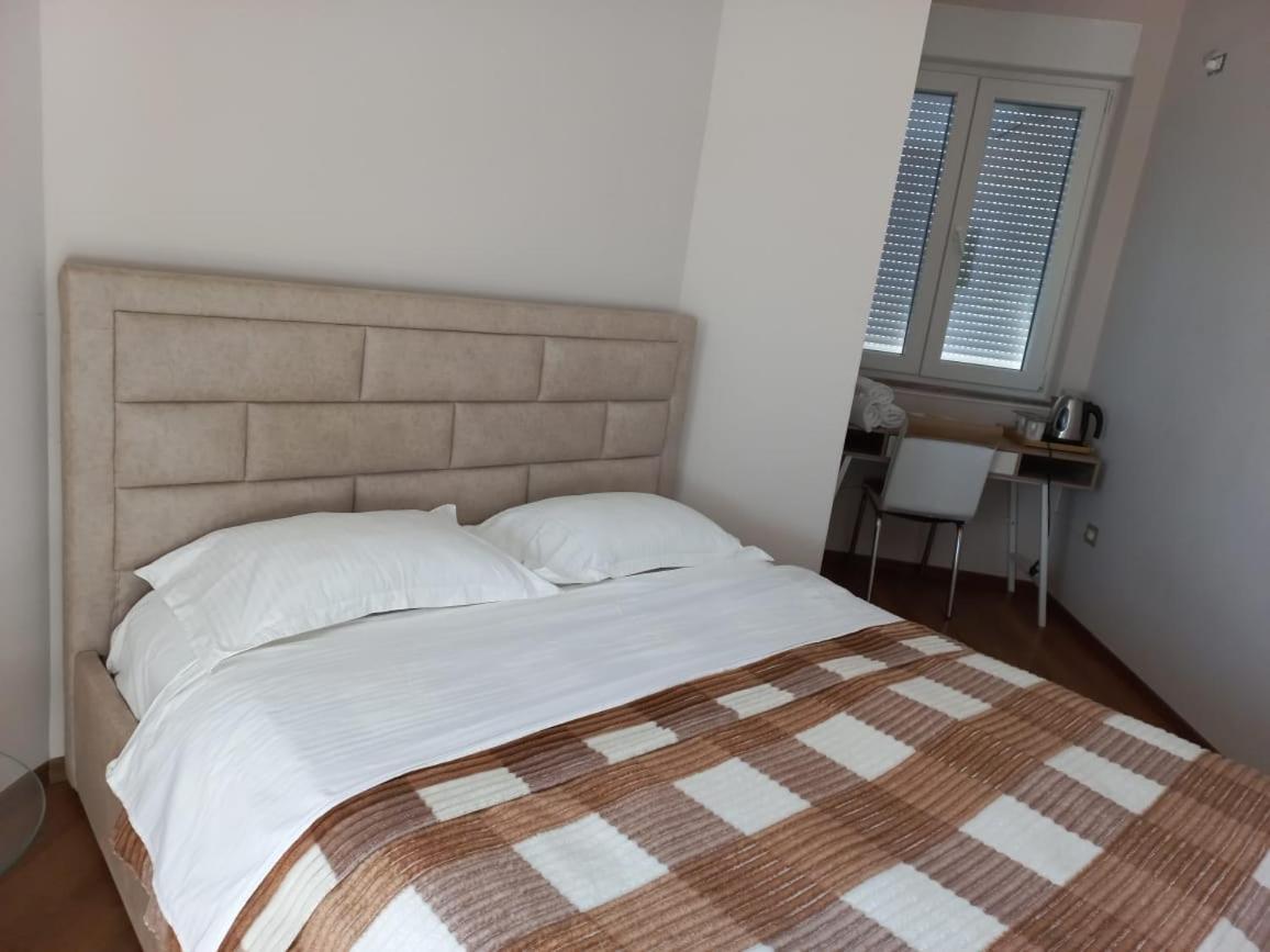 טיראנה Penthouse Rooms & Aparts מראה חיצוני תמונה